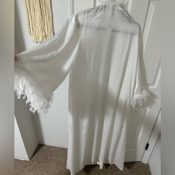 Belle and Bloom wedding day robe - Picture 5 of 6